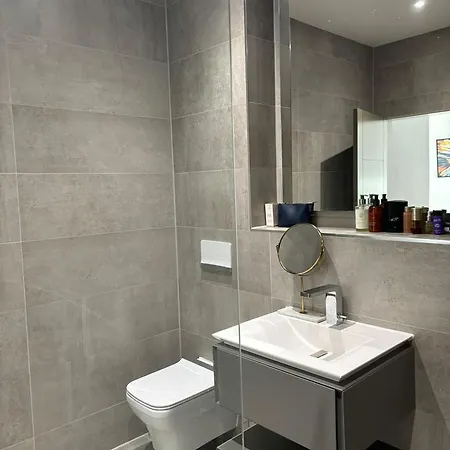 Breathtaking 5 Bedroom Townhouse In Murrayfield Location, Free Parking