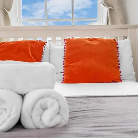 Super Spacious 4 Bed, Sleeps 6 * إدنبرة