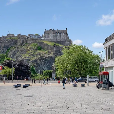 Super Spacious 4 Bed, Sleeps 6