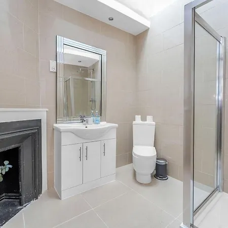 アパート Super Spacious 4 Bed, Sleeps 6 *