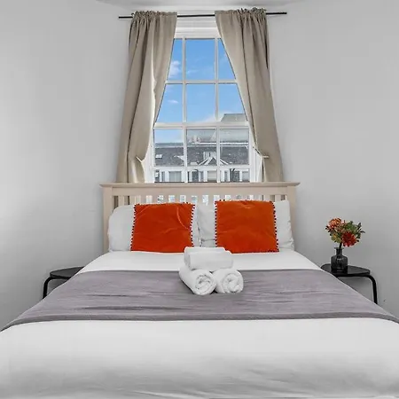 Super Spacious 4 Bed, Sleeps 6 Daire