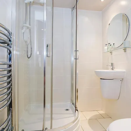 Large 3 Bed 3 Bath - New Town דירה *