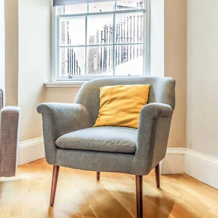 Large 3 Bed 3 Bath - New Town *