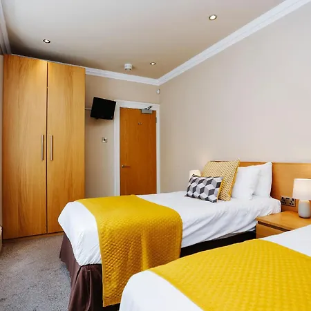 Large 3 Bed 3 Bath - New Town *