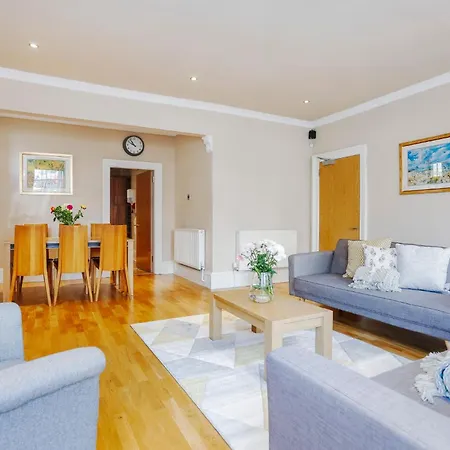 Large 3 Bed 3 Bath - New Town *