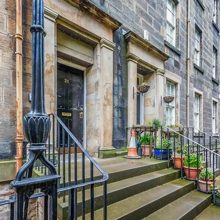 Large Super 3 Bed -princes Street, Parking