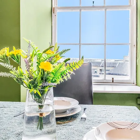 Large Super 3 Bed -princes Street, Parking