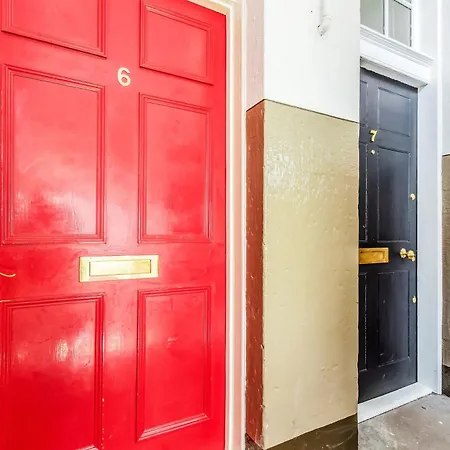 Large Super 3 Bed -princes Street, Parking *