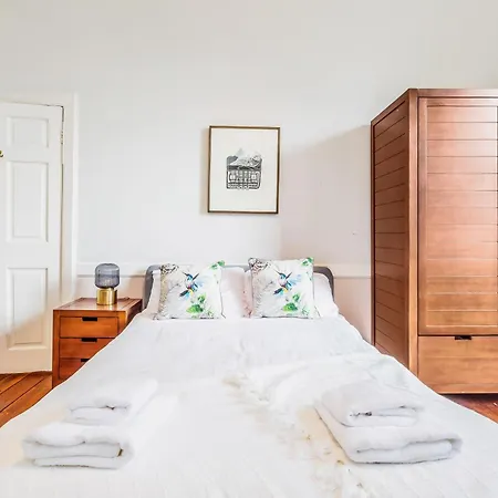 Large Super 3 Bed -princes Street, Parking *