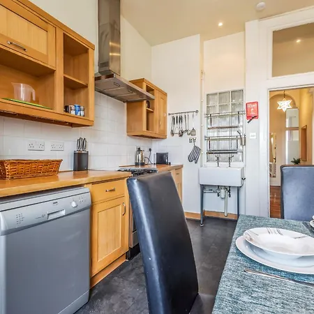 Large Super 3 Bed -princes Street, Parking