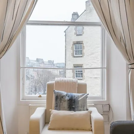 Cozy 2 Bed With Great View - Parking *