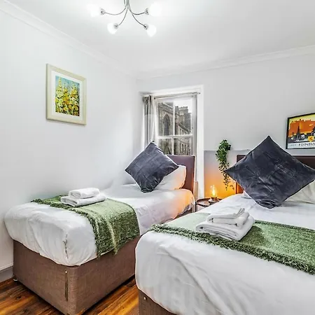 דירה Cozy At Castle, Parking אדינבורו