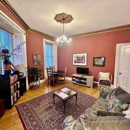 Unique Cozy Nest For 2, Old Town Edimburgo