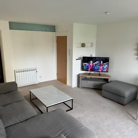 3 Bedroom Tranquil Ground Floor Flat In Merchiston Edimburgo