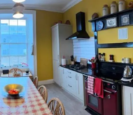 Apartment Stunning 2-bedroom Georgian Flat, Centre