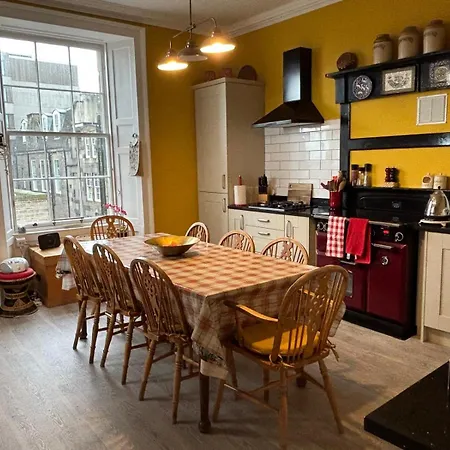 Stunning 2-bedroom Georgian Flat, Centre Apartmán *