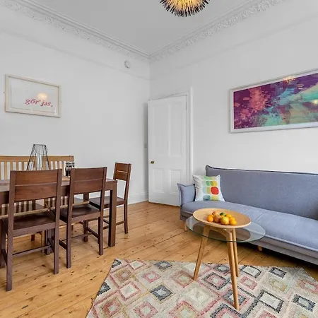 Gorgeous Centre Pad, 2 Bedrooms Apartment