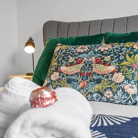 Gorgeous Centre Pad, 2 Bedrooms Apartment