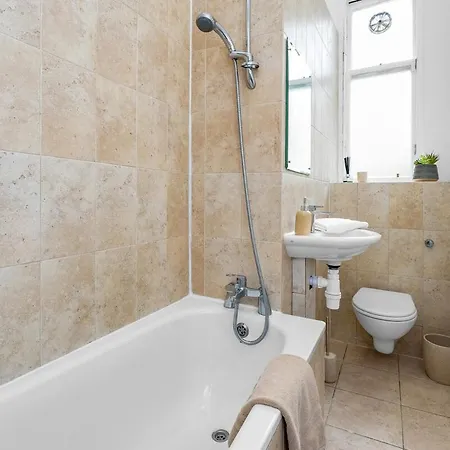 Апартаменты Gorgeous Centre Pad, 2 Bedrooms *