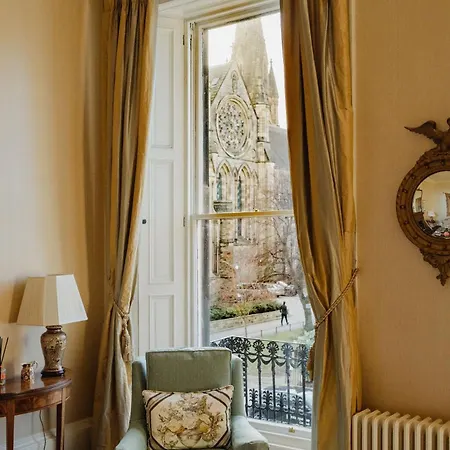 Prestigious Townhouse Close To Princes Street *