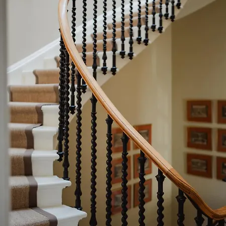 Prestigious Townhouse Close To Princes Street