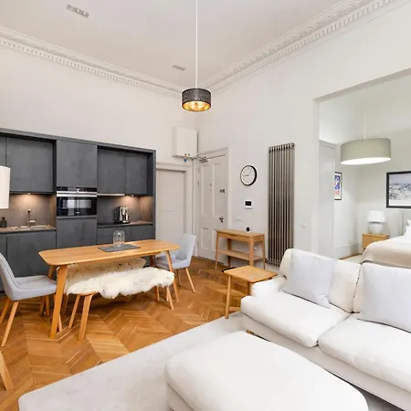 Апартаменты Joivy Modern In West End *