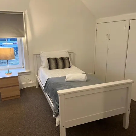 4 Bed Near Airport Nyaraló