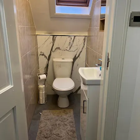 4 Bed Near Airport *