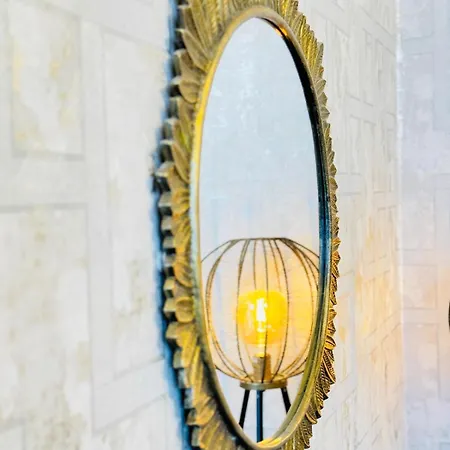 Floor Getaway With Cozy Canopy Bed Lägenhet Edinburg