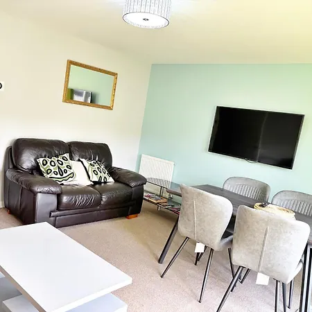 3 Bed House With Parking Near Airport