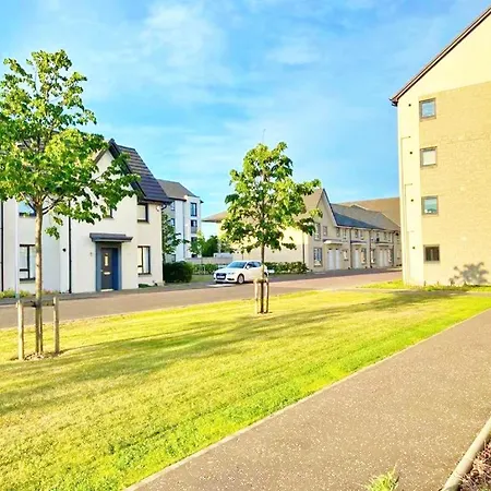 3 Bed House With Parking Near Airport Édimbourg