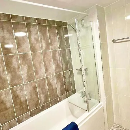 3 Bed House With Parking Near Airport Эдинбург