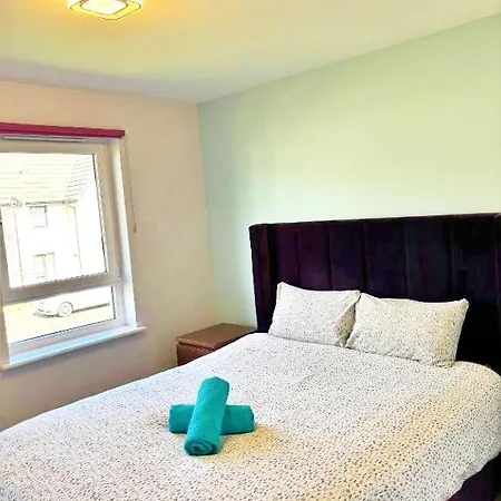 Hébergement de vacances 3 Bed House With Parking Near Airport