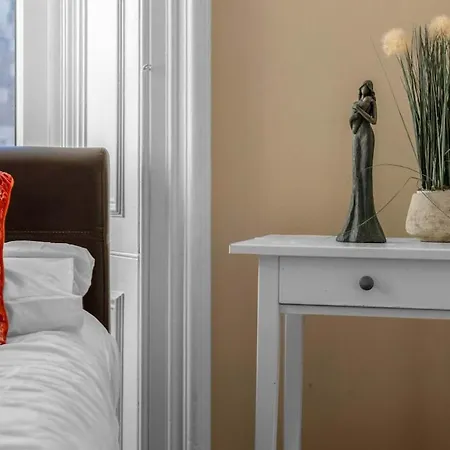Apartman Free Parking | Centre | Sleeps 9 | 3 Bedrooms Edinburgh
