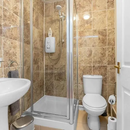 Free Parking | Centre | Sleeps 9 | 3 Bedrooms Apartman *