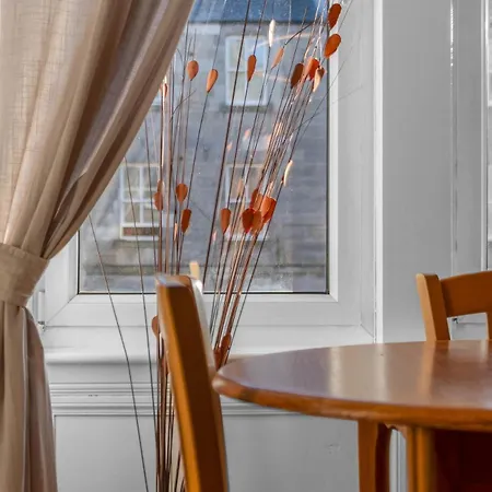 Free Parking | Centre | Sleeps 9 | 3 Bedrooms