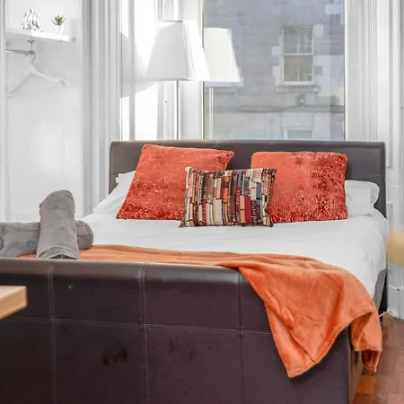 Apartman Free Parking | Centre | Sleeps 9 | 3 Bedrooms Edinburgh