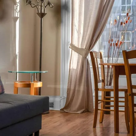 Free Parking | Centre | Sleeps 9 | 3 Bedrooms Apartman