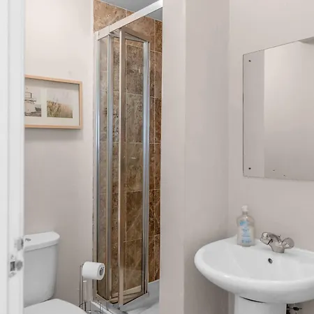 Free Parking | Centre | Sleeps 9 | 3 Bedrooms Apartman *