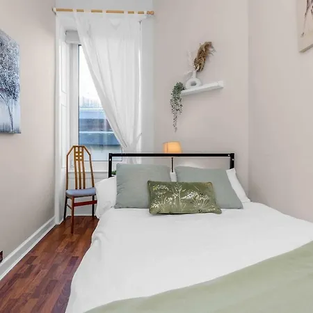 Free Parking | Centre | Sleeps 9 | 3 Bedrooms