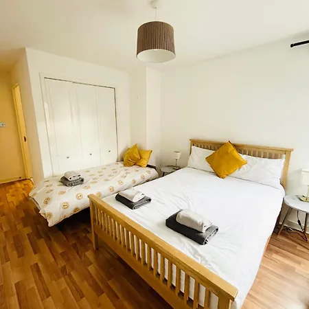 Spacious Near Royal Mile With Free Parking, Lift And Sunny Balcony Edinburgh