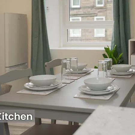 Modern In Haymarket, Centre 에든버러