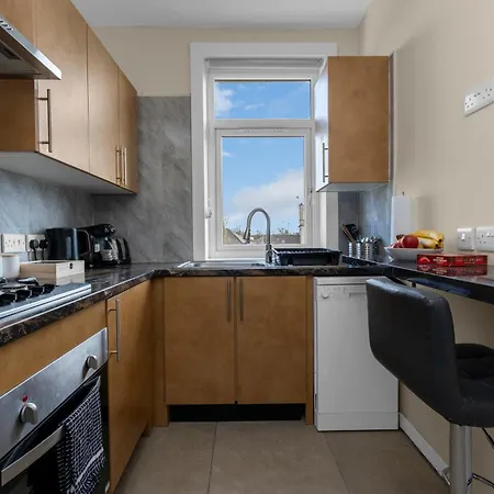 2 Bedroom In With 2 Free Parking Spaces דירה *