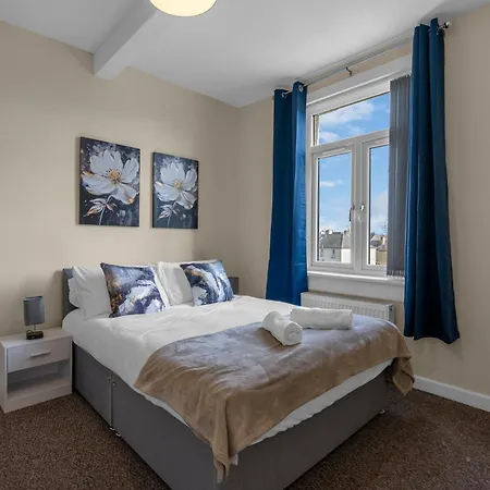 2 Bedroom In With 2 Free Parking Spaces דירה *