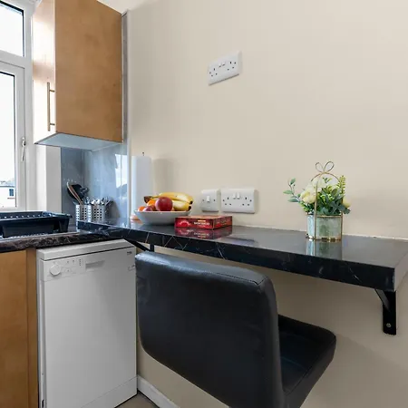 2 Bedroom In With 2 Free Parking Spaces אדינבורו