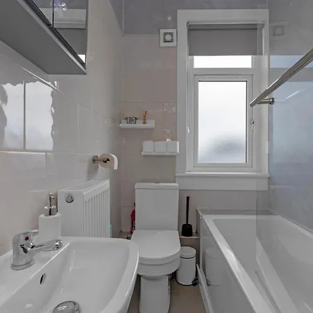 2 Bedroom In With 2 Free Parking Spaces *