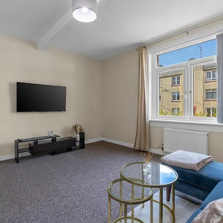 2 Bedroom In With 2 Free Parking Spaces דירה *