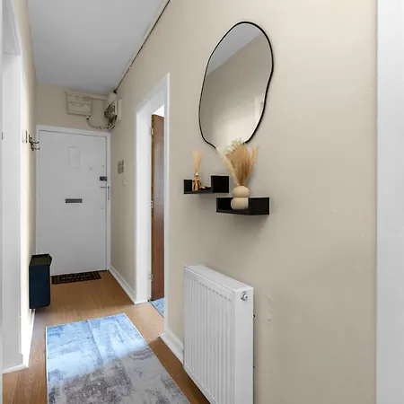 2 Bedroom In With 2 Free Parking Spaces דירה אדינבורו