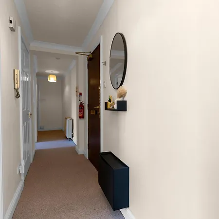 Apartment In With Free Parking