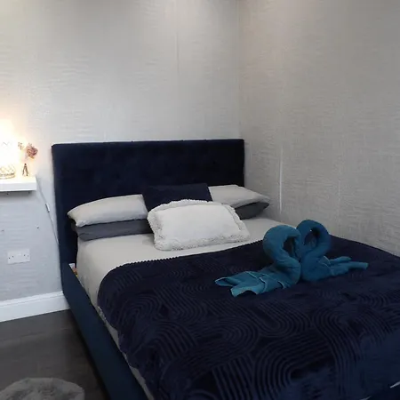 Convenience, Calm Comfort-- A Stylish One-bedroom Retreat Just 3 Stops From The Heart Of The Апартаменты